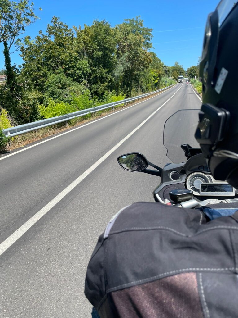 la moto è compensazione del tempo