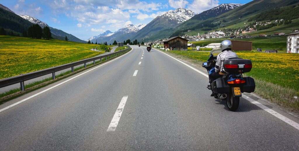 La strada non è solo un percorso è presenza, respiro, connessione con l’adesso. E' Moto-terapia