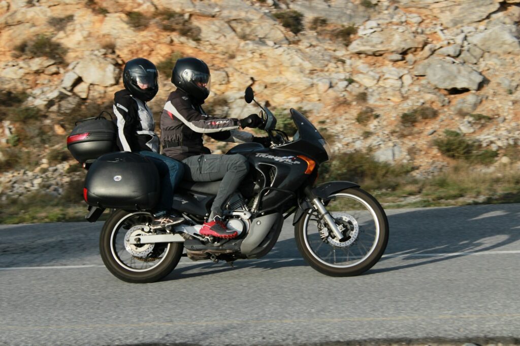 Moto in due, zavorrina e pilota