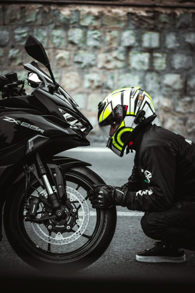 Maxmoto - since 1975 Pneumatici moto | Motociclista in adorazione della sua moto
