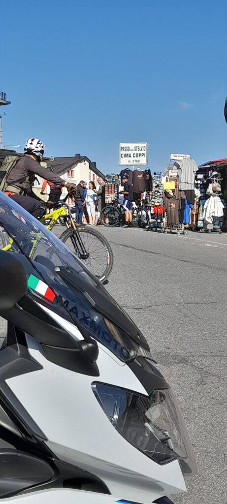 Overtourism motociclistico - Stelvio Maxmoto