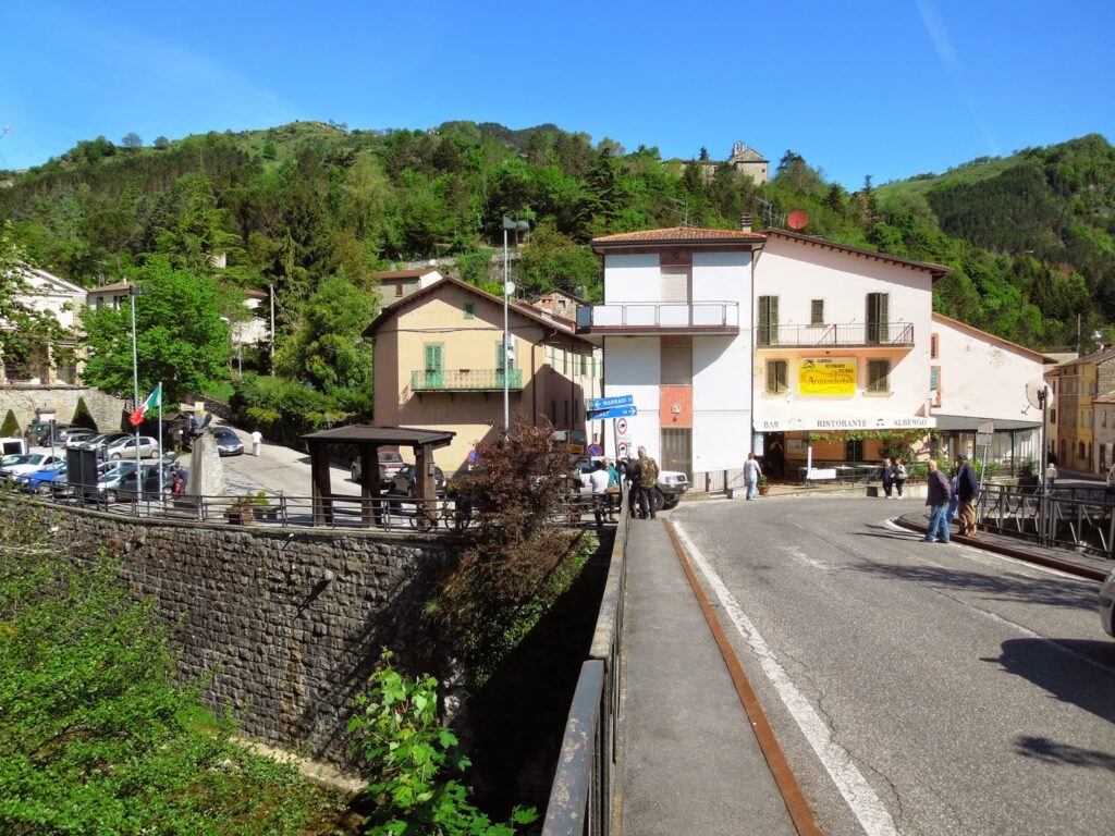 Acquacheta - Maxmoto: albergo e piazza