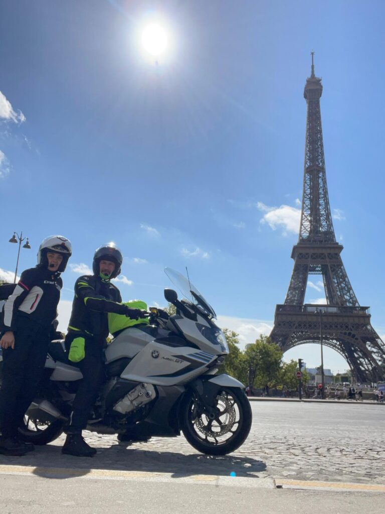in moto in due - Maxmoto e Anna torre Eiffel