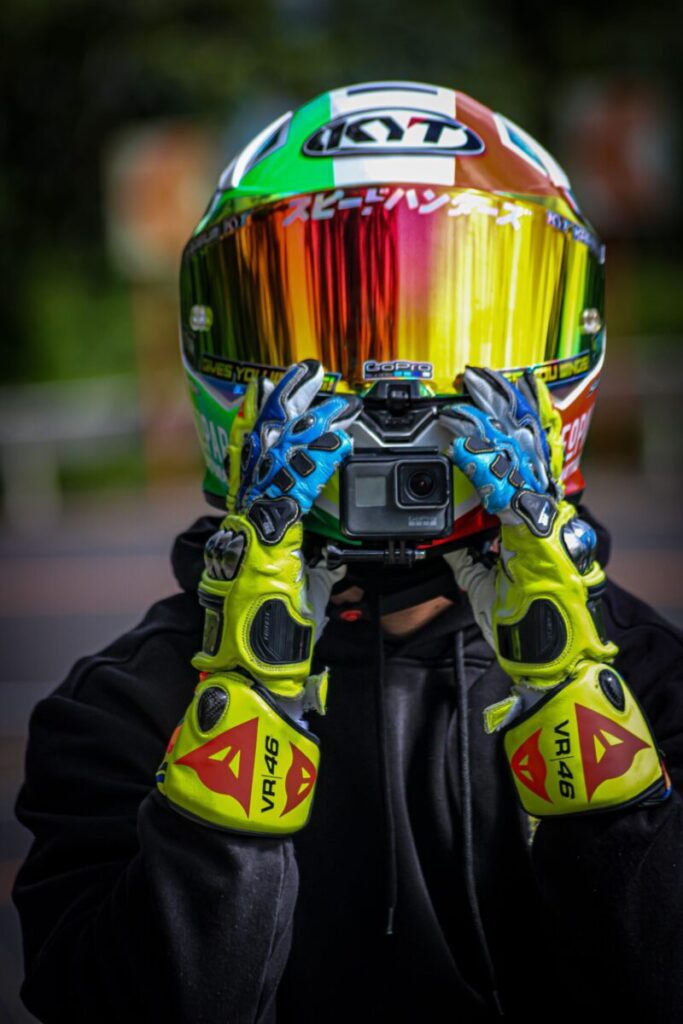 Action cam sulla moto montata sul casco integrale con fissaggio sulla mentoniera